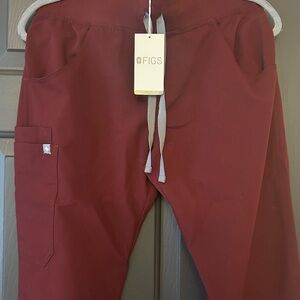 Figs Women’s Burgundy Kade Cargo Scrub pants. Petite small